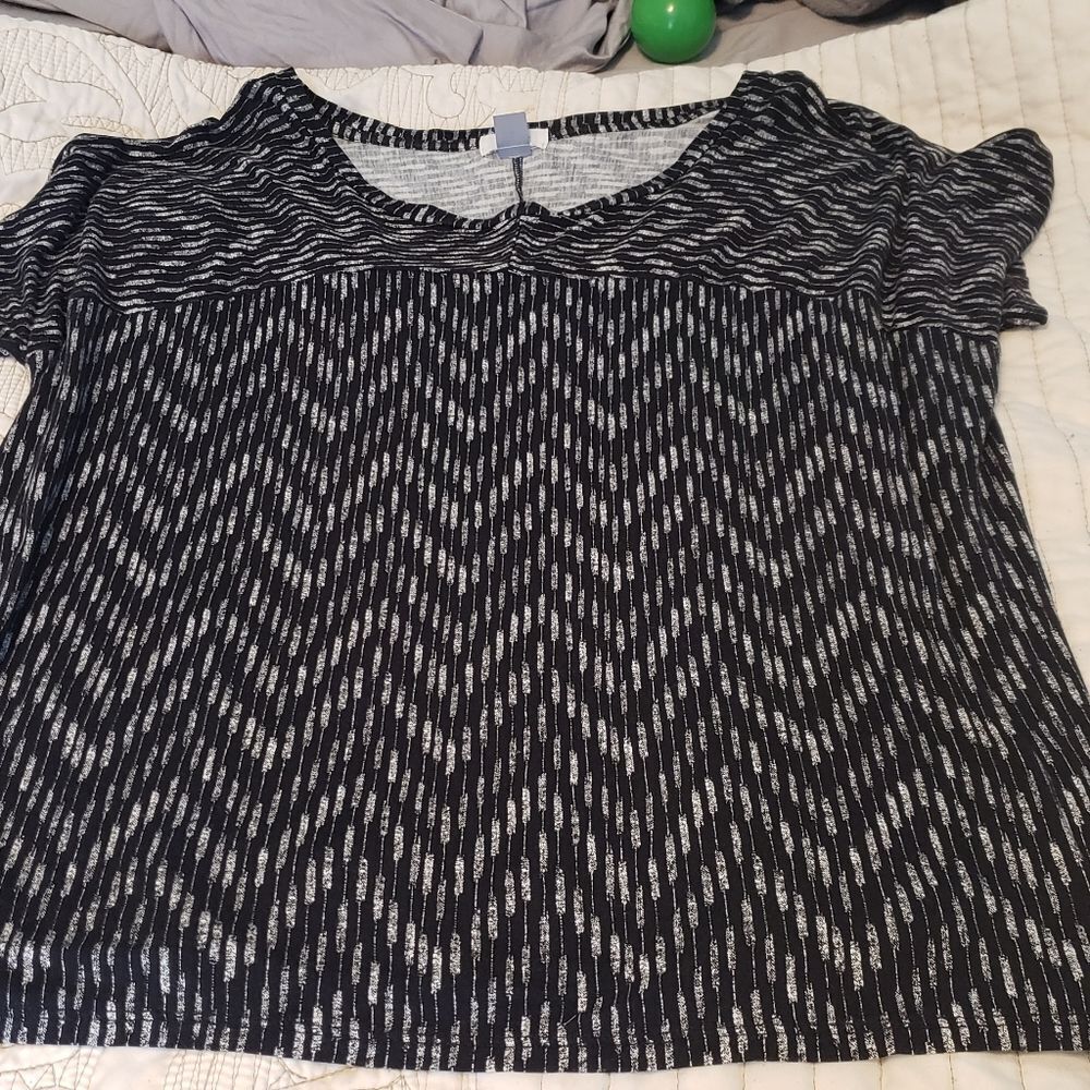 Old Navy Black Whie Pattern Short Sleeve XL